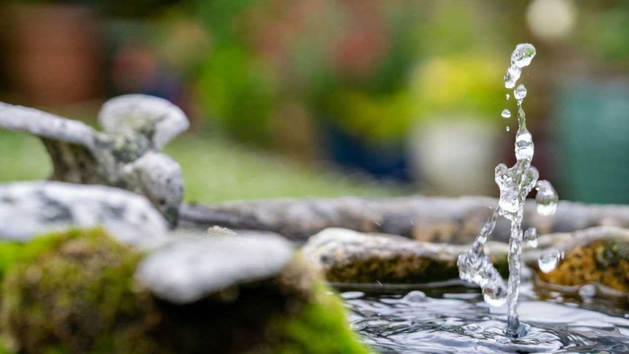 Kleines Wasserspiel im Miniteich Komplettset mit mossbewachsenden Steinen